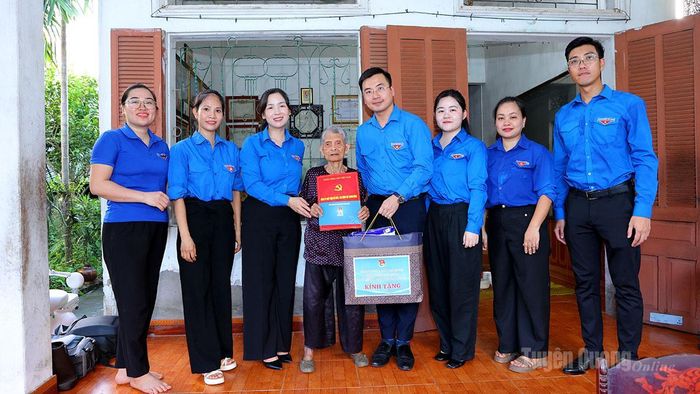 Lãnh đạo Tỉnh đoàn, Đoàn TNCS Hồ Chí Minh MTTQ, các đoàn thể Trung ương tặng quà Mẹ Việt Nam Anh hùng Lâm Thị Giã.