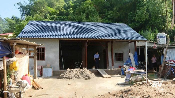 Anh Triệu Văn Thống, thôn Tân Lập, xã Quảng Bạch, là con đẻ của người hoạt động kháng chiến bị nhiễm chất độc hóa học, được hỗ trợ xây dựng nhà ở.