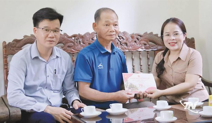 Đồng chí Ma Thị Mận, Bí thư Đảng ủy xã Bạch Thông thăm hỏi, động viên thương binh Nguyễn Hoàng Khởi tại thôn Bản Pè.