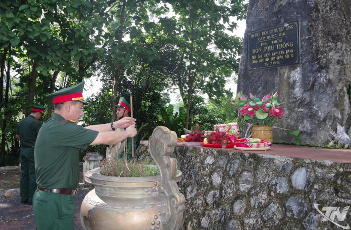 Lãnh đạo Bộ Chỉ huy Quân sự tỉnh dâng hương tại Di tích lịch sử quốc gia Đồn Phủ Thông.