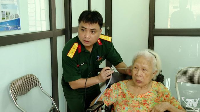 Bác sĩ của Bệnh viện Quân y 7 khám nội soi cho đối tượng chính sách.