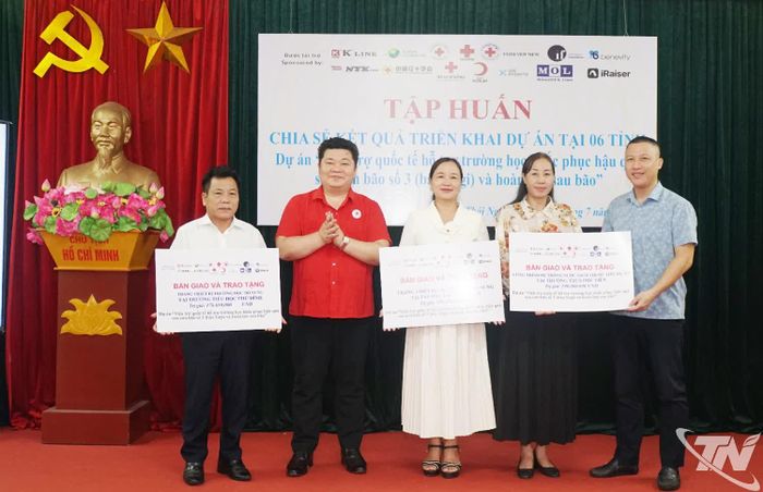 Ban Tổ chức bàn giao các hạng mục hỗ trợ bổ sung cho Trường Tiểu học Phú Đình và THCS Phú Đình, trao tặng công trình hệ thống nước sạch cho Trường THCS Phú Tiến.