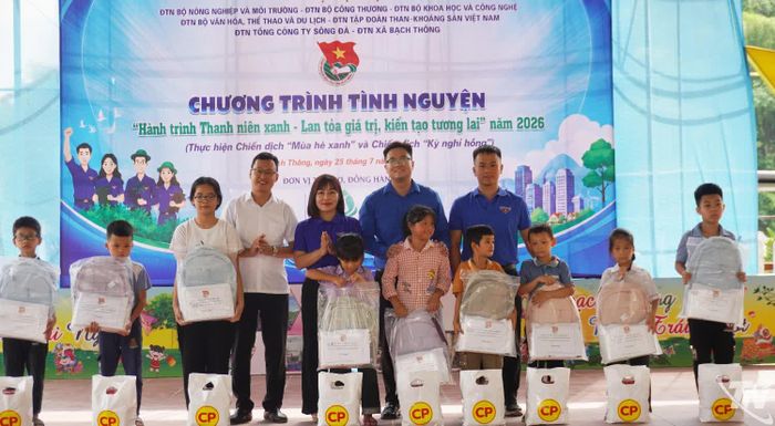 Đại diện Đoàn Thanh niên các đơn vị trao tặng quà cho học sinh có hoàn cảnh khó khăn trên địa bàn xã.