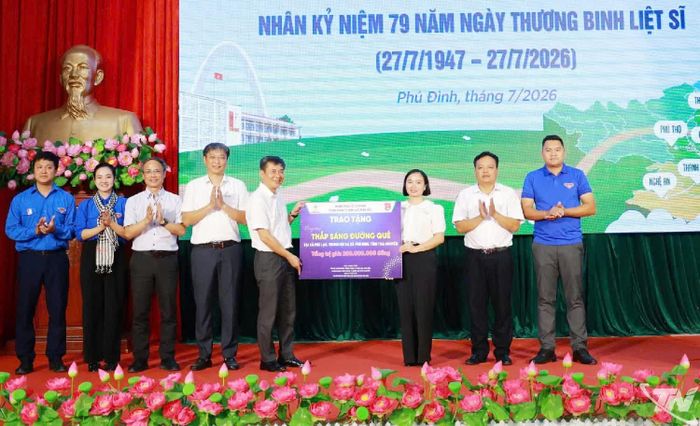 Ban Tổ chức trao biển tượng trưng công trình thanh niên "Thắp sáng đường quê" cho các địa phương tại Lễ tổng kết Chiến dịch Mùa hè xanh năm 2026.