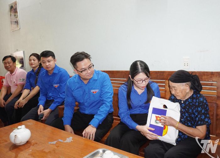 Ban Tổ chức tặng quà cho bà Nông Thị Lâm, thôn Rã Bản, vợ liệt sĩ Ma Văn Luận.