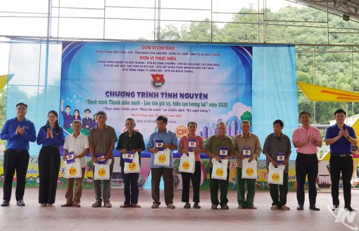 Đại diện các đơn vị tặng quà các gia đình chính sách trên địa bàn xã.
