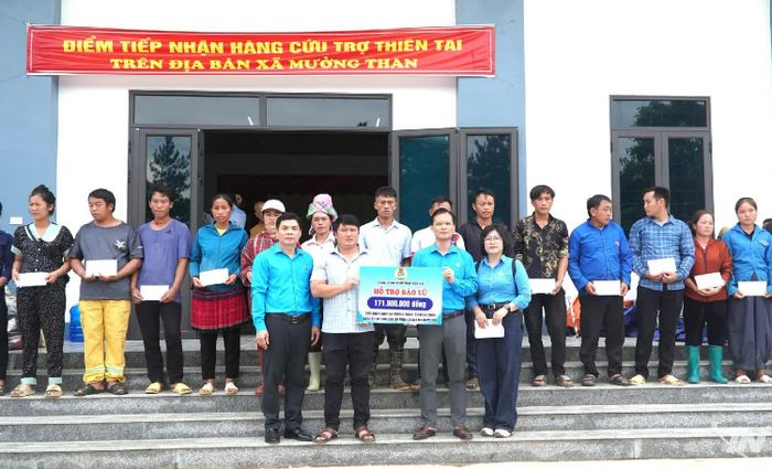 Đại diện Liên đoàn Lao động tỉnh Lai Châu trao kinh phí của Liên đoàn Lao động tỉnh Thái Nguyên hỗ trợ bà con xã Mường Than bị thiệt hại do thiên tai.