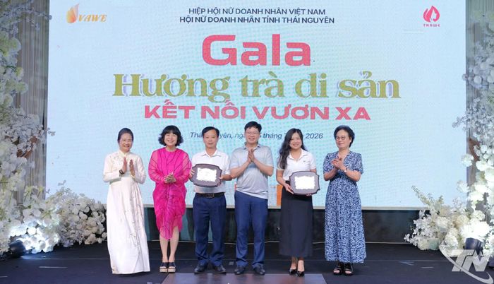 Đồng chí Đinh Quang Tuyên trao kỷ niệm chương tri ân các đơn vị đồng hành, nhà tài trợ.