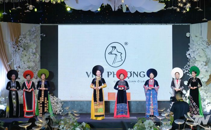 Các nữ doanh nhân trình diễn áo dài dân tộc tại Gala.
