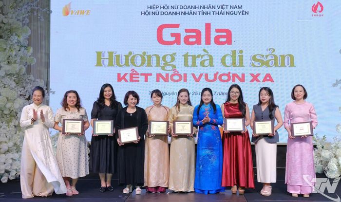 Đồng chí Nguyễn Thị Loan trao kỷ niệm chương tri ân các đơn vị đồng hành, nhà tài trợ.