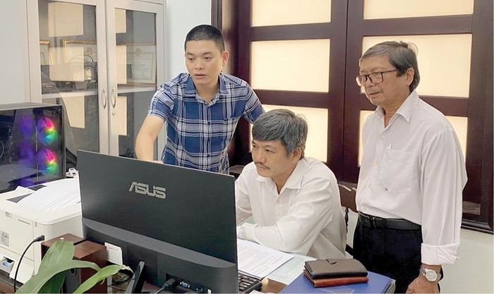  Cán bộ văn phòng Đảng ủy phường Hương Trà hướng dẫn các đồng chí bí thư chi bộ sử dụng hệ thống trang điều hành tác nghiệp các cơ quan Đảng.