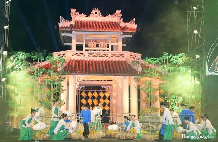 Hoạt cảnh trong show diễn Bún bò Huế “Huyền tích Vân Cù và bản giao hưởng Hương Ngự”