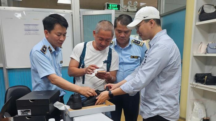 Ông Nguyễn Thanh Bình, Phó Cục trưởng Cục Quản lý và Phát triển thị trường trong nước (ngoài cùng bên trái) trực tiếp có mặt và chỉ đạo tại hiện trường kiểm tra