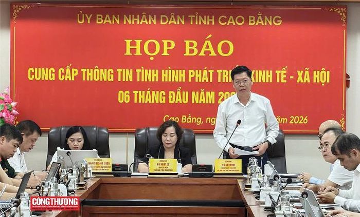 Giám đốc Sở Văn hóa, Thể thao và Du lịch Tô Vũ Ninh thông tin khái quát về tình hình phát triển kinh tế - xã hội của tỉnh 6 tháng đầu năm 2026.
