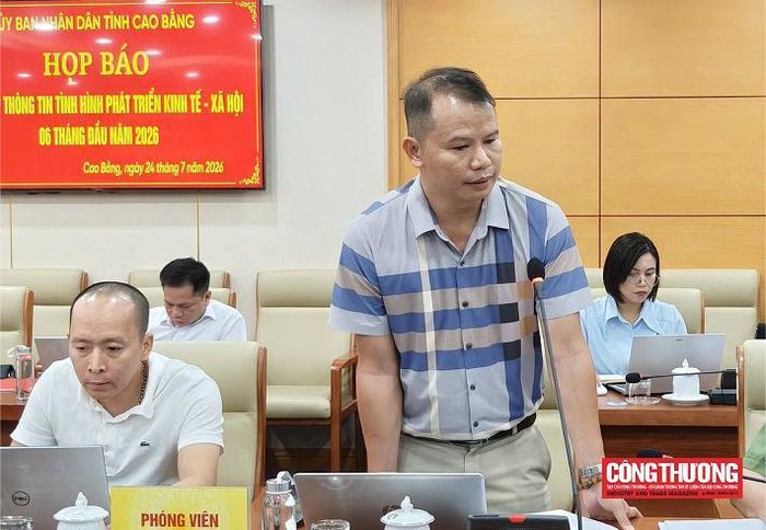 Phóng viên Trịnh Văn Đảng , đại diện báo Tiền Phong đặt câu hỏi tại buổi họp báo.