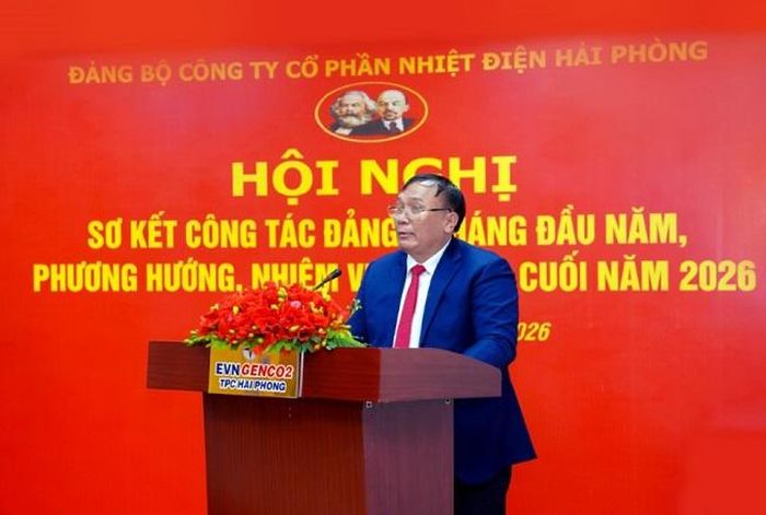 Đ/c Trần Phú Thái, Bí thư Đảng ủy, Chủ tịch HĐQT EVNGENCO2 phát biểu chỉ đạo tại hội nghị.