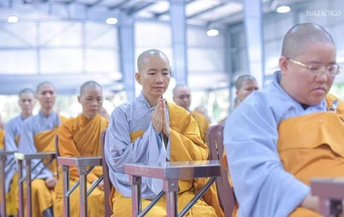 Ni sinh tiếp nhận những lời sách tấn từ chư tôn đức để làm tư lương cho lộ trình học Phật của mình trong tương lai