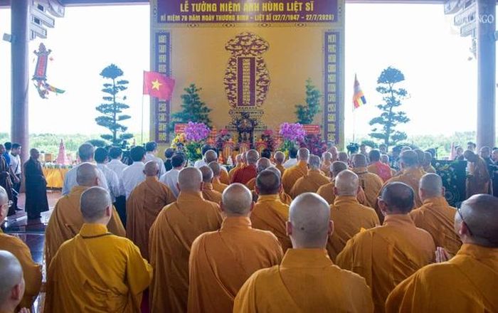 Lễ tưởng niệm các liệt sĩ, đồng bào yêu nước hy sinh diễn ra trong không khí thiêng liêng, xúc động