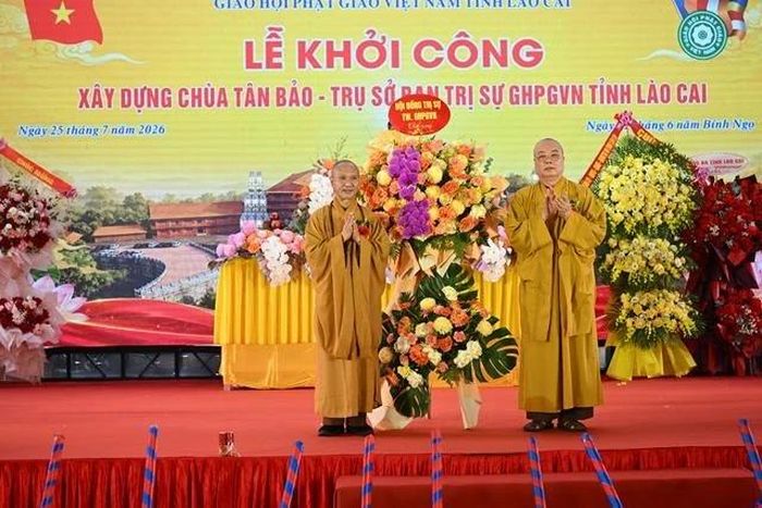 Trưởng lão Hòa thượng Thích Thanh Nhiễu tặng hoa chúc mừng
