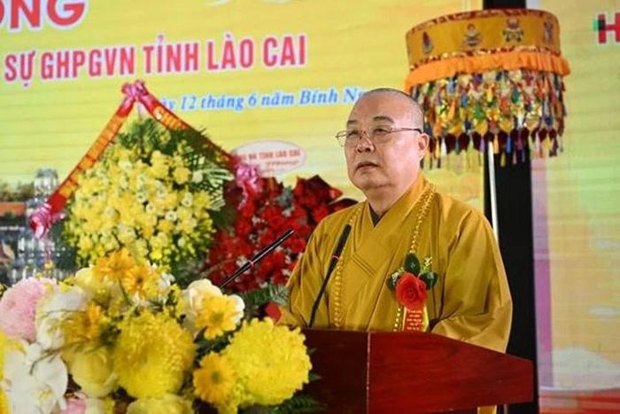 Trưởng lão Hòa thượng Thích Thanh Nhiễu ban đạo từ