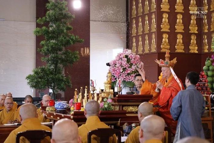 Hòa thượng sám chủ đăng đàn thực hành phổ thí hộc thực, hồi hướng siêu tiến chư anh linh anh hùng, liệt sĩ vị quốc vong thân