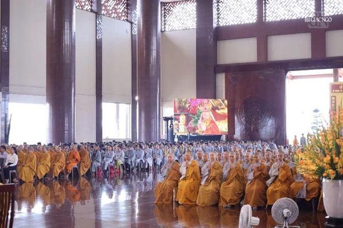 Đông đảo chư Tăng Ni, Phật tử nhất tâm cầu nguyện