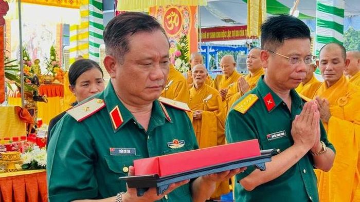 Đại diện chính quyền dâng sớ cầu siêu