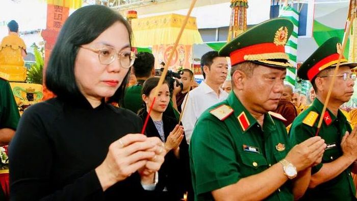 Dâng hương tưởng niệm các anh hùng liệt sĩ