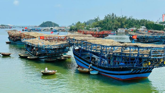 Xã Bình Sơn (Quảng Ngãi) có nhiều tàu cá ngư dân tham gia khai thác hải sản ở vùng biển Trường Sa kết hợp bảo vệ chủ quyền biển, đảo.