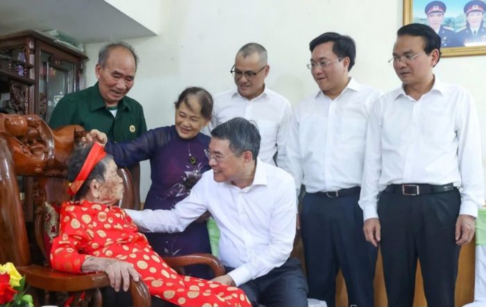 Thủ tướng Chính phủ Lê Minh Hưng ân cần thăm hỏi, tặng quà mẹ Việt Nam anh hùng Nguyễn Thị Phước, sinh năm 1916, tại phường Vân Phú.