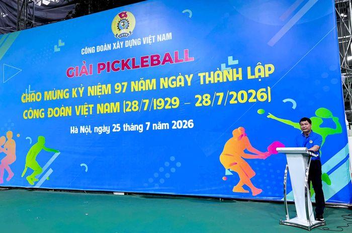 Ông Nguyễn Thanh Tùng, Phó Chủ tịch thường trực Công đoàn Xây dựng Việt Nam thay mặt BTC khai mạc giải đấu.
