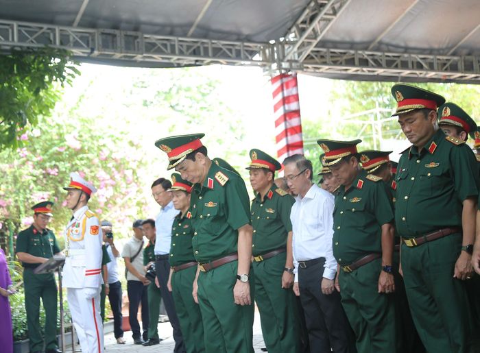 Đoàn đã dành một phút mặc niệm, bày tỏ lòng thành kính, tưởng nhớ công lao to lớn của các Anh hùng liệt sĩ đã anh dũng hy sinh vì sự nghiệp đấu tranh giải phóng dân tộc, thống nhất đất nước.
