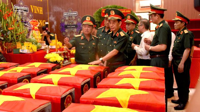 Đại tướng Phan Văn Giang dâng hương tại Nhà quàn hài cốt liệt sĩ ở Công viên Lê Thị Riêng (TP.HCM), nơi an trí các hài cốt liệt sĩ vừa được lực lượng chức năng tìm kiếm, quy tập từ các rãnh mộ trong khu vực công viên.