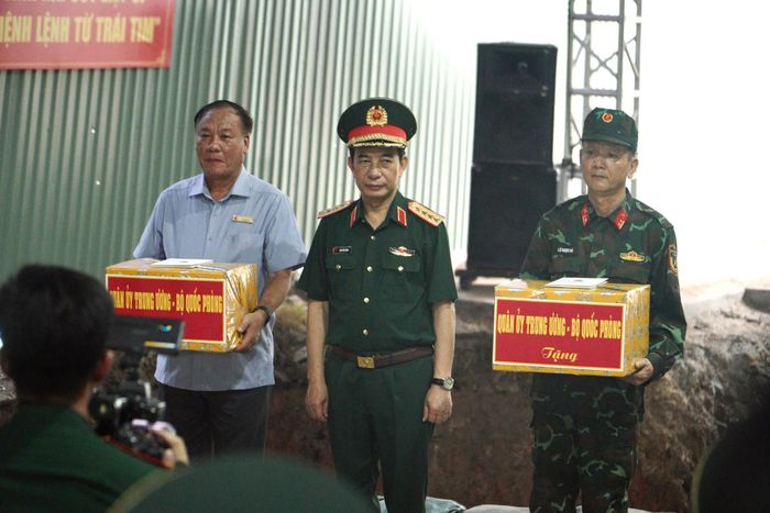 Đại tướng Phan Văn Giang trao quà động viên cán bộ, chiến sĩ và các lực lượng thực hiện nhiệm vụ tìm kiếm, quy tập hài cốt liệt sĩ tại Công viên Lê Thị Riêng.