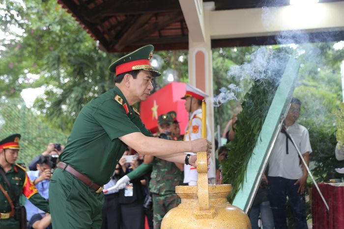 Trong ảnh, Đại tướng Phan Văn Giang dâng hương, tưởng niệm các Anh hùng liệt sĩ trong chuyến thăm và kiểm tra công tác tìm kiếm, quy tập hài cốt liệt sĩ tại Công viên Lê Thị Riêng.