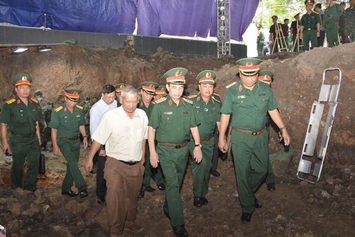 Sau lễ dâng hương, Đại tướng Phan Văn Giang và đoàn công tác đến hiện trường nghe báo cáo tiến độ công tác tìm kiếm, quy tập hài cốt liệt sĩ, kiểm tra quá trình triển khai nhiệm vụ, đồng thời thăm hỏi, động viên và trao quà cho cán bộ, chiến sĩ cùng các lực lượng trực tiếp tham gia tìm kiếm.