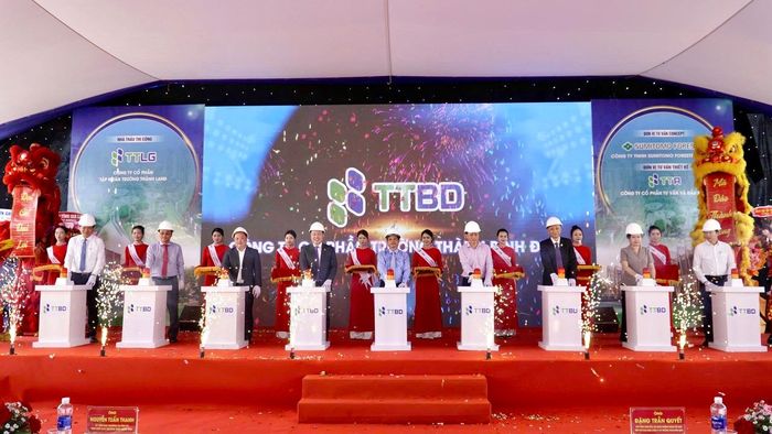 Các đại biểu thực hiện nghi thức bấm nút phát lệnh khởi công.