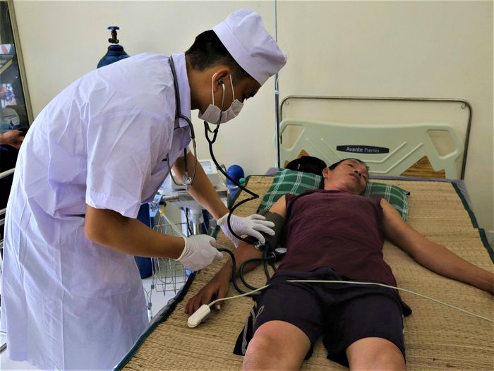Các y, bác sĩ đảo Đá Tây thăm khám cho các ngư dân gặp nạn trên biển.