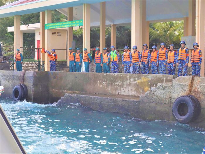Cán bộ, chiến sĩ, nhân dân, các lực lượng trên đảo chuẩn bị tiếp nhận ngư dân gặp nạn.