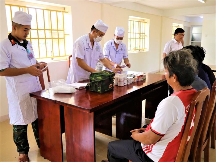 Các y, bác sĩ cấp phát thuốc cho ngư dân.