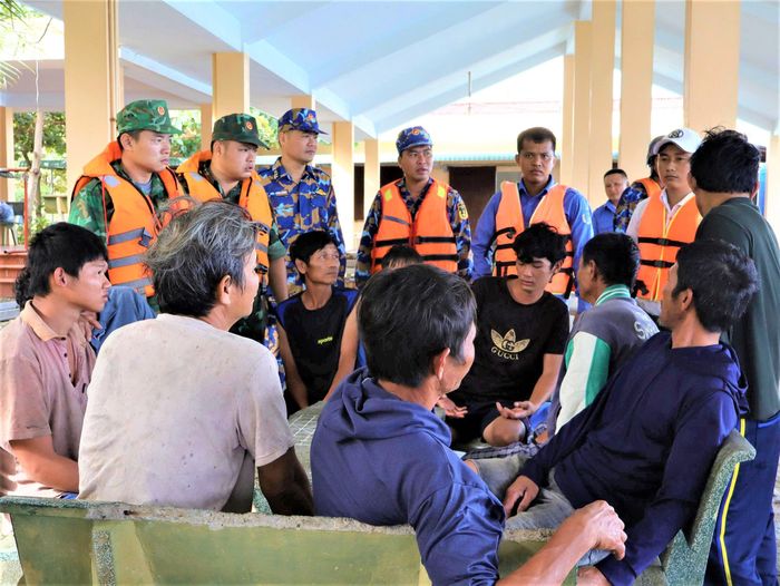 Cán bộ, chiến sĩ, nhân dân, các lực lượng trên đảo thăm hỏi sức khỏe ngư dân.