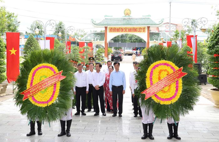 Ông Nguyễn Duy Ngọc cùng lãnh đạo TP Cần Thơ viếng Nghĩa trang Liệt sĩ thành phố.