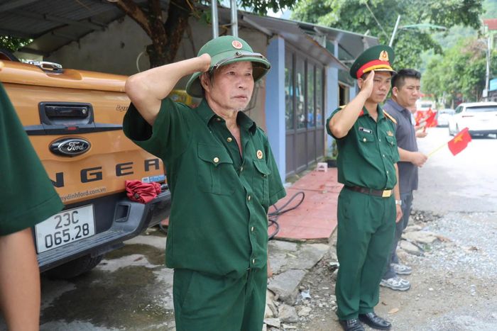 Cựu chiến binh Nguyễn Công Dân (SN 1960), trú thôn Giang Nam, xã Thanh Thủy, dù mất 2 tay trong cuộc chiến đấu bảo vệ Tổ quốc nhưng đã có mặt từ rất sớm tại ngã 3 Thanh Thủy tiễn đưa các liệt sĩ về Nghĩa trang Liệt sĩ quốc gia Vị Xuyên. Ảnh: Văn Long.