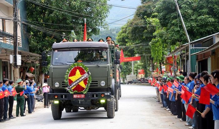 Đoàn xe chở hài cốt các liệt sĩ di chuyển qua ngã 3 Thanh Thủy. Ảnh: Văn Long.