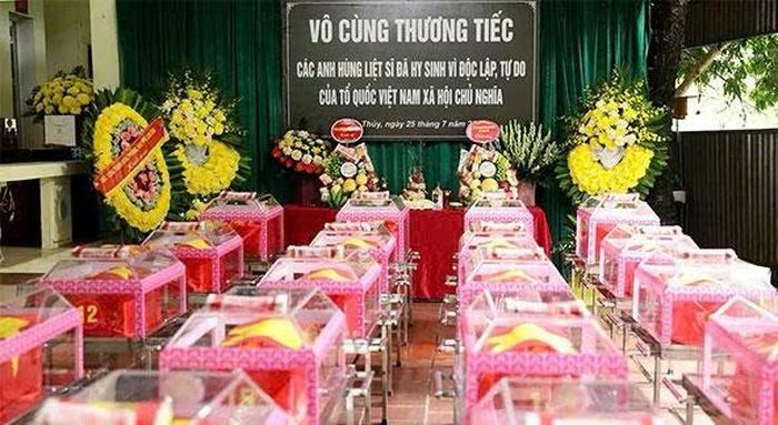 Trên mặt trận Vị Xuyên, cuộc chiến đấu vô cùng ác liệt, gian khổ của lớp lớp cán bộ, chiến sĩ đã mưu trí, anh dũng, kiên cường chiến đấu với quyết tâm "một tấc không đi, một ly không rời". Với ý chí "sống bám đá đánh giặc, chết hóa đá bất tử", 34 anh hùng liệt sĩ (4 ngôi mộ tập thể cùng 16 hài cốt liệt sĩ) đang nằm đây được đơn vị tìm kiếm, quy tập tại các hang đá, khe sâu, công sự trận địa nơi chiến trường ác liệt năm xưa thuộc các xã Thanh Thủy, Minh Tân, Bản Máy. Các anh đã chiến đấu dũng cảm và hy sinh oanh liệt, "Quyết tử cho Tổ quốc quyết sinh".