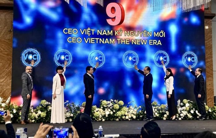 Các đại biểu thực hiện nghi thức khởi động chương trình. Ảnh: Hải Anh