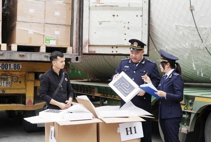 Cán bộ Chi cục Hải quan khu vực V thông quan hàng hóa cho doanh nghiệp. Ảnh: CTVHQ