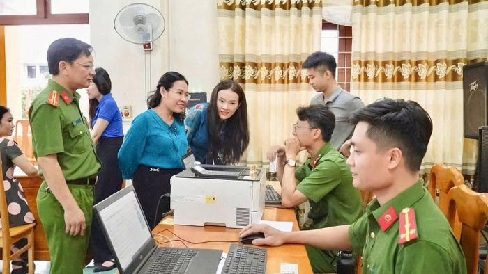 Cán bộ, chiến sĩ Công an phường Đồng Hới tăng ca trong đợt cao điểm cấp đổi thẻ đảng viên điện tử