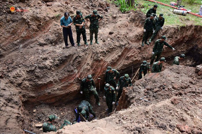 Lực lượng tìm kiếm, quy tập hài cốt liệt sĩ tiếp tục mở rộng phạm vi khai quật tại Công viên Lê Thị Riêng. Ảnh: Hoa Lê