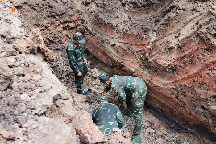 Khu vực khai quật hiện có chiều dài khoảng 10m, sâu hơn 1,5m. Ảnh: Hoa Lê